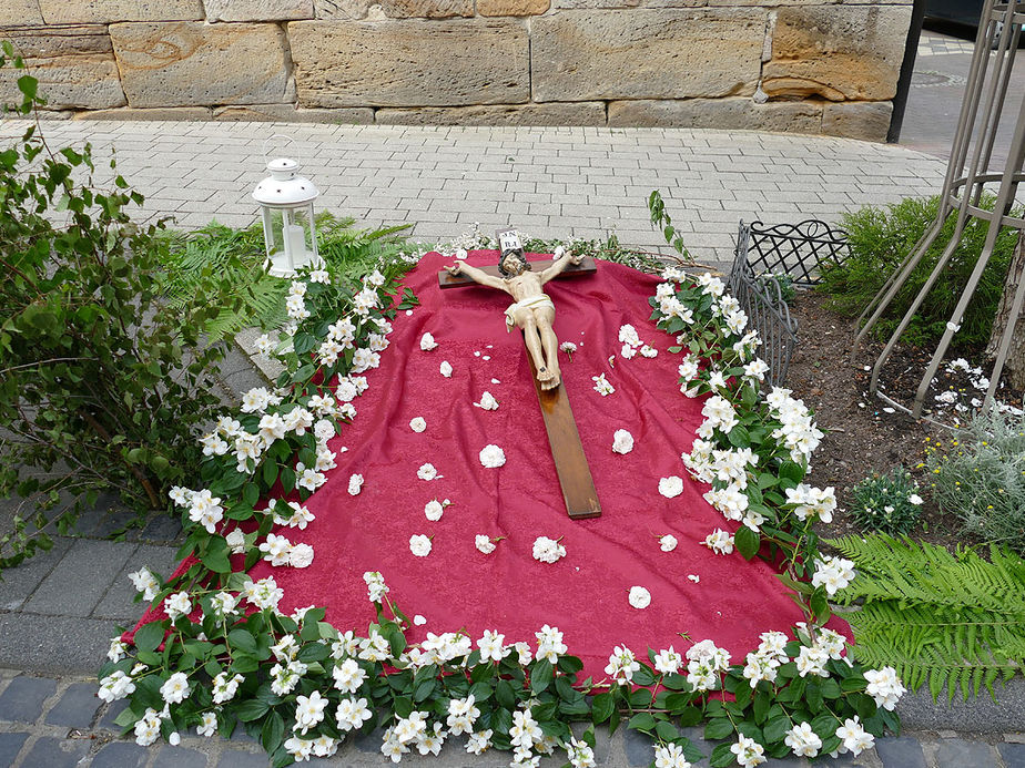 Fronleichnamsaltäre in den Naumburger Straßen (Foto: Karl-Franz Thiede)